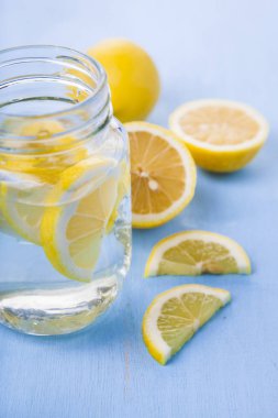 Limonlu serinletici buzlu soğuk su