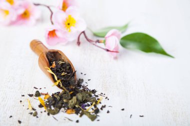 Siyah çay çiçek yaprakları, çay yaprakları ve sakura