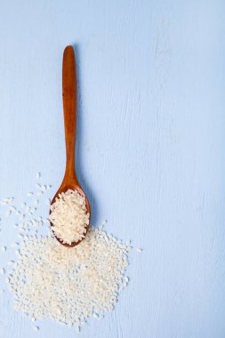 çiğ pirinç ve kaşık