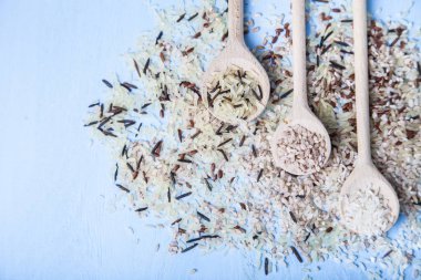 Üç kaşık pirinç farklı sınıflarda ile 