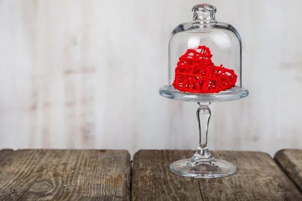 Czerwone serce na szklanym naczyniu — Zdjęcie stockowe