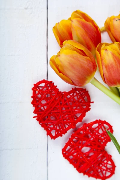 Kytice z tulipánů a červené srdce — Stock fotografie