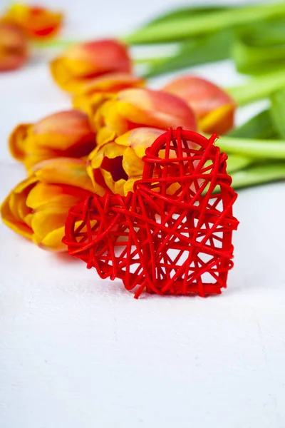Bukiet tulipanów i czerwone serce — Zdjęcie stockowe