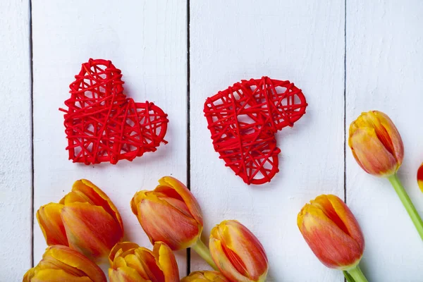 Bouquet di tulipani e cuori rossi — Foto Stock