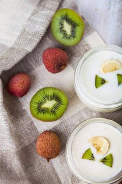 Tropikal meyve ile yoğurt