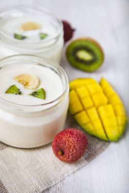 Tropikal meyve ile yoğurt