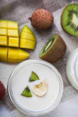 Tropikal meyve ile yoğurt