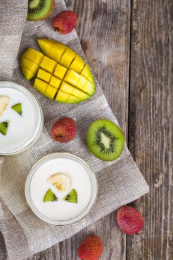 Tropikal meyve ile yoğurt