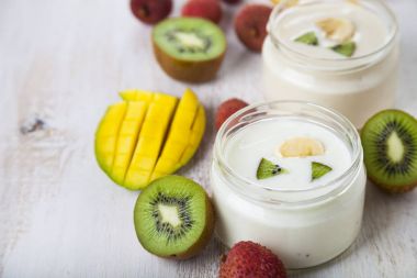 Tropikal meyve ile yoğurt