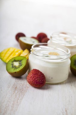 Tropikal meyve ile yoğurt