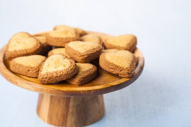 Ahşap bir tabak kurabiye