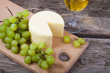 beyaz şarap, peynir ve üzüm 