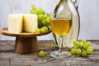 beyaz şarap, peynir ve üzüm 