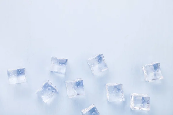 Cubos de gelo sobre um fundo azul. — Fotografia de Stock