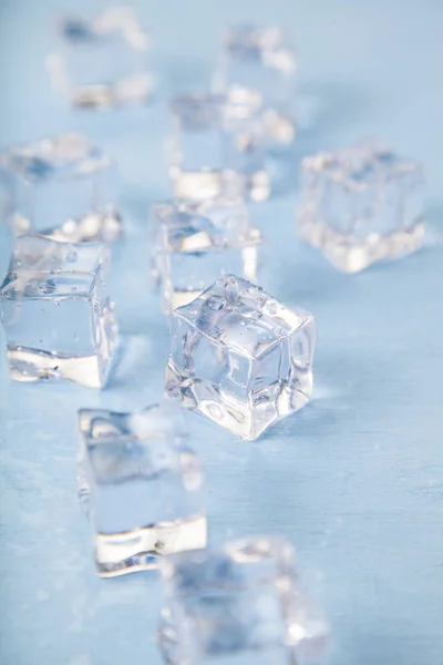 Cubi di ghiaccio su sfondo blu. — Foto Stock