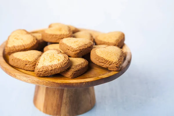 Galletas en un plato de madera —  Fotos de Stock