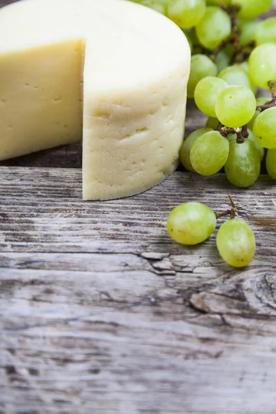 Queijos e uvas — Fotografia de Stock