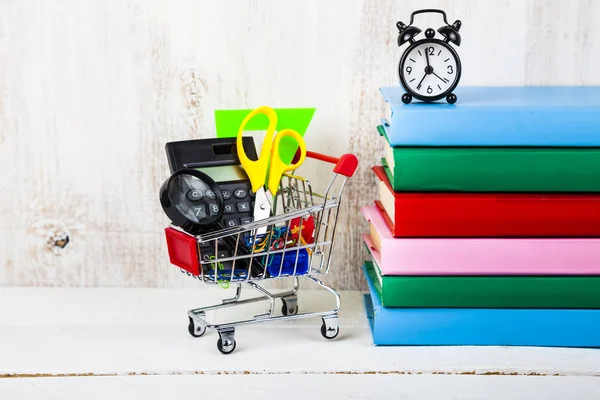 Artikel für die Schule im Warenkorb — Stockfoto