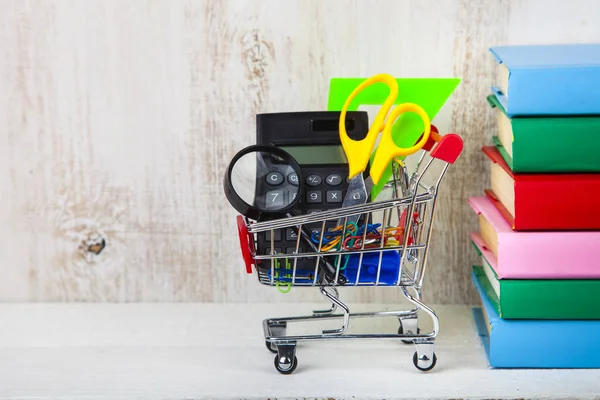 Artigos para a escola em um carrinho de compras — Fotografia de Stock