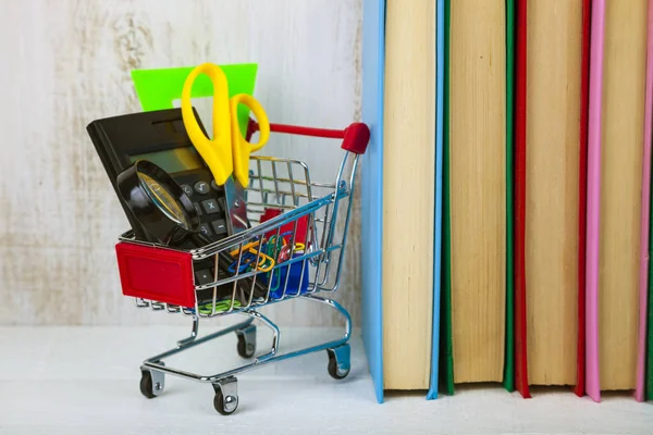 Artikel für die Schule im Warenkorb — Stockfoto