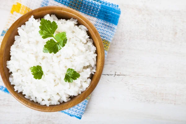 Arroz hervido en un tazón de madera —  Fotos de Stock