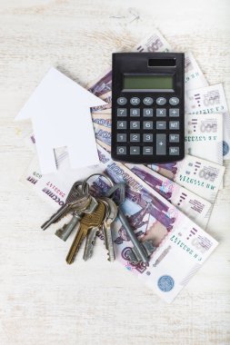Karton ev, tuşları, hesap makinesi ve para
