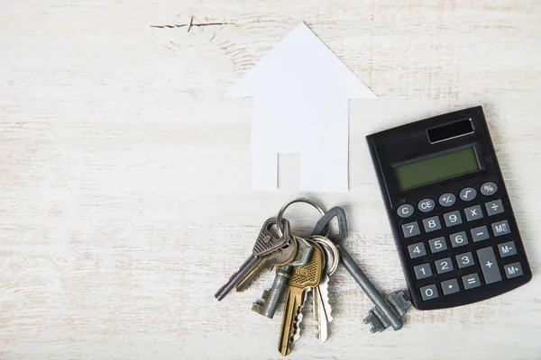 Cardboard house, keys,calculator and money — Stock Photo, Image