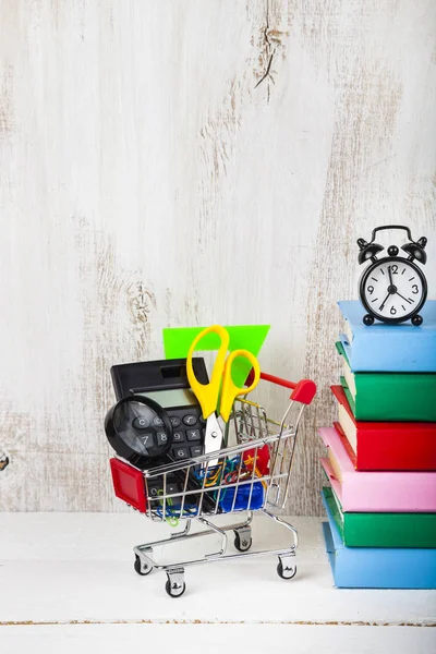 Artikel für die Schule im Einkaufswagen — Stockfoto