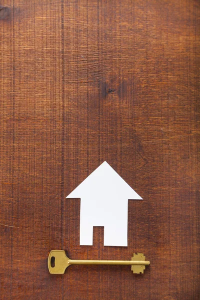 Cardboard house and key — Stock Photo, Image