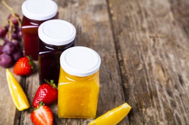 Reçelli üç kavanoz. 