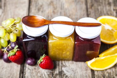 Reçelli üç kavanoz. 