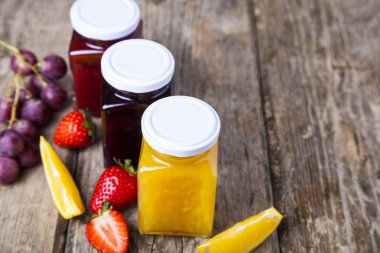 Reçelli üç kavanoz. 