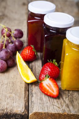 Reçelli üç kavanoz. 