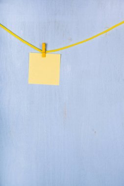 Kağıt asmak bir ip üzerinde 