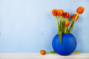 Lale mavi bir vazoda 