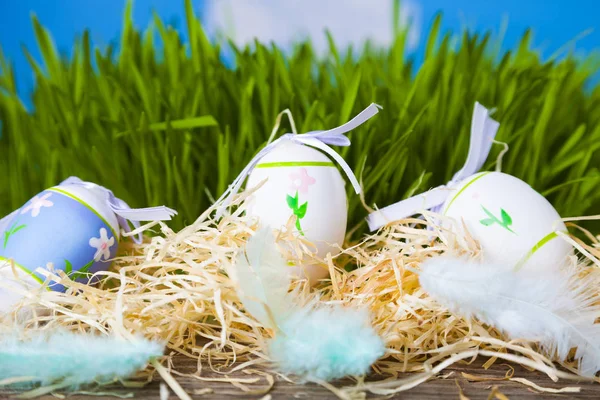 Пасхальный натюрморт с пасхальными яйцами — стоковое фото