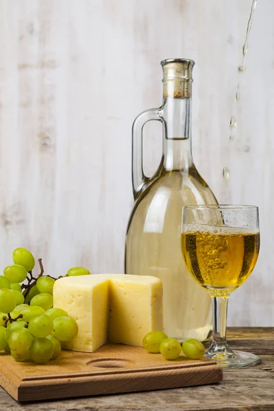 Weißwein, Käse und Trauben — Stockfoto