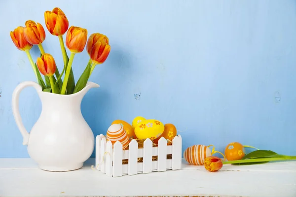 Bodegón de Pascua con huevos de Pascua — Foto de Stock