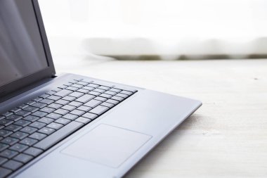 dizüstü bilgisayar masada.