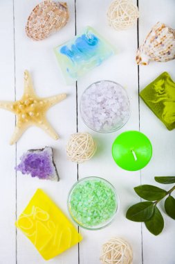 Spa uygulamaları ahşap bir masa üzerinde