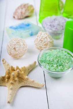 Spa uygulamaları ahşap bir masa üzerinde