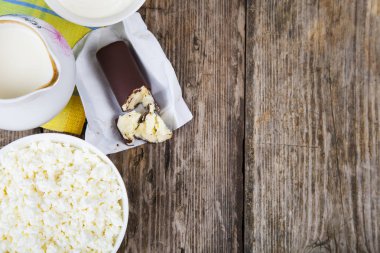 Süzme peynir, ekşi krema ve süt