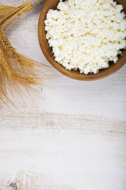 Süzme peynir bir ahşap kase ve kulaklar