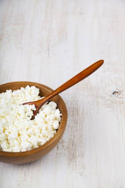 Süzme peynir ve bir kaşık