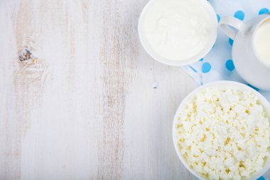 Süzme peynir, ekşi krema ve süt