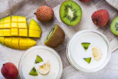 Tropikal meyve ile yoğurt 
