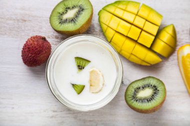 Tropikal meyve ile yoğurt 