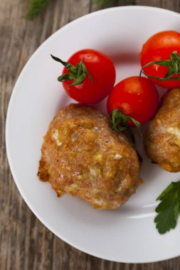 Lezzetli Beşamel sos, domates ve maydanoz