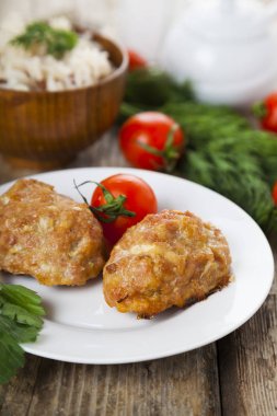 Lezzetli Beşamel sos, domates ve maydanoz