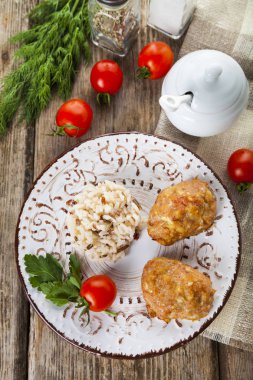 Lezzetli Beşamel sos, domates ve maydanoz